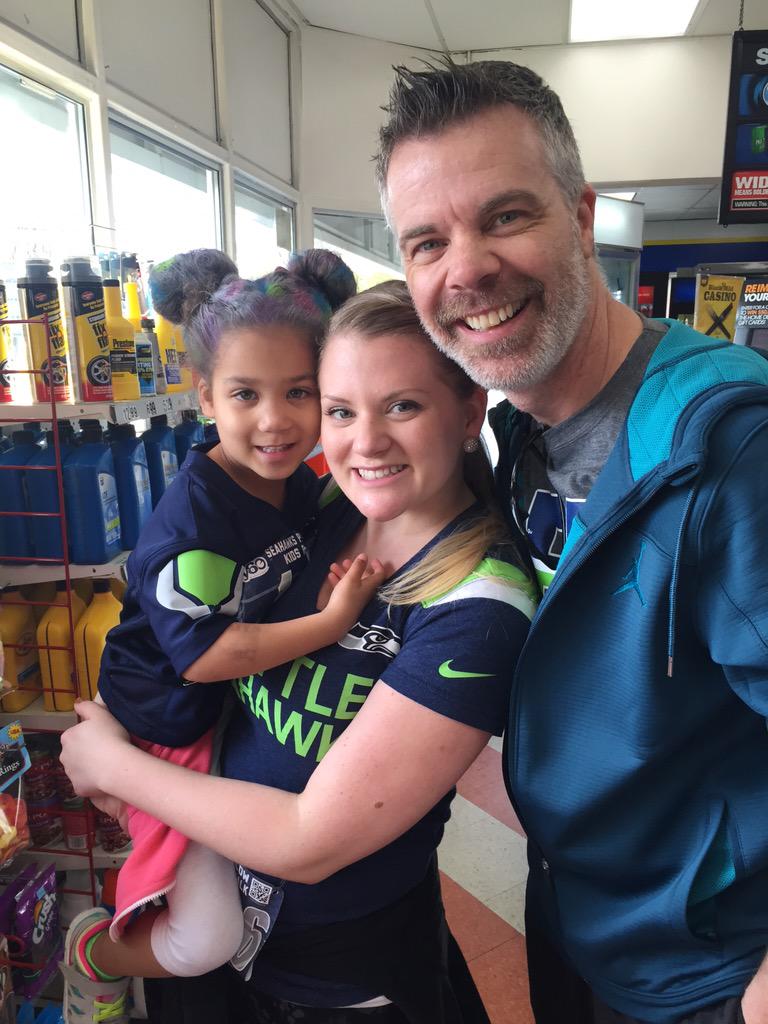 erinchristine88's tweet photo. Had a blast yesterday at the #Seahawks5k, the best part was meeting @TheBenderNation #WeListenDaily #BenderNation http://t.co/vHsYE3cyoi