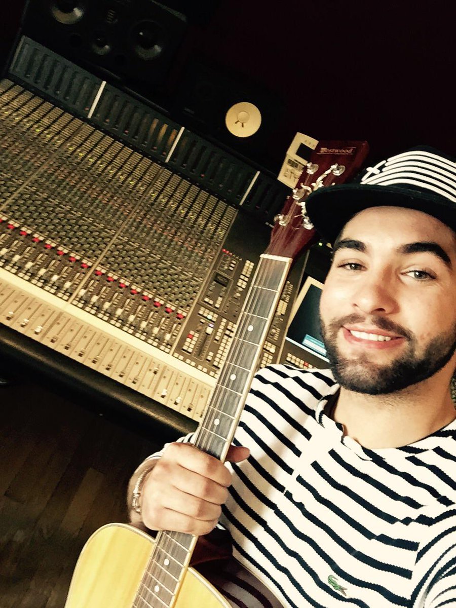 GIRACKENDJI's tweet photo. Fini les vacances! Hâte de vous retrouver! Vous m'avez manqué ❤️ http://t.co/KvxEEGq3dl