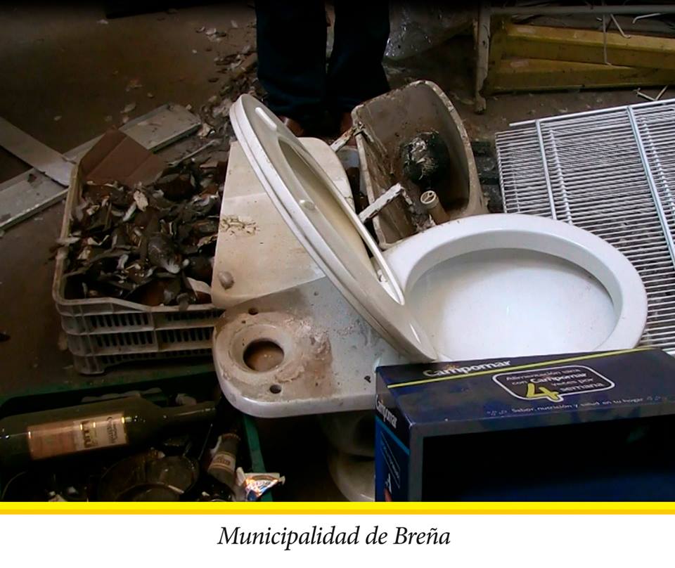 MuniBrena's tweet photo. Hallaron excretas de ratas en el área de venta. Presencia de mosquitos y heces de palomas. http://t.co/CDrKi1mI0R