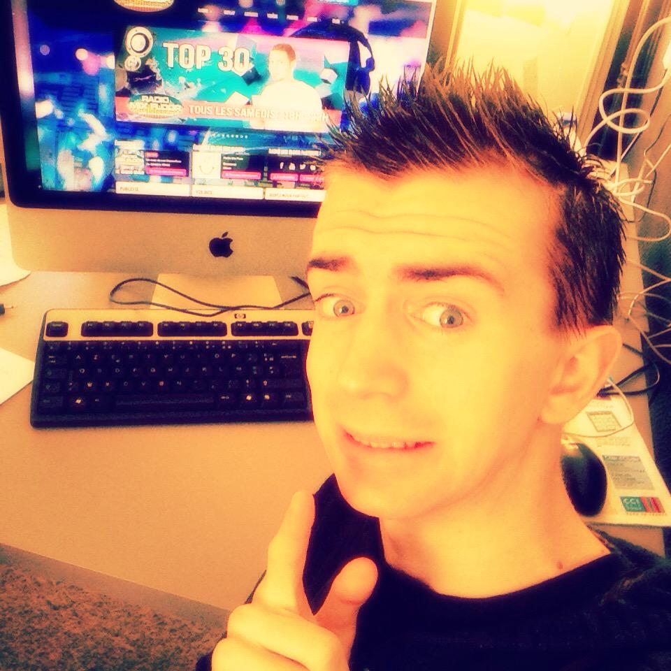 alexisanimateur's tweet photo. On boss ! #taff #bureau #mac #papier #lundi http://t.co/P5FXEGLt56
