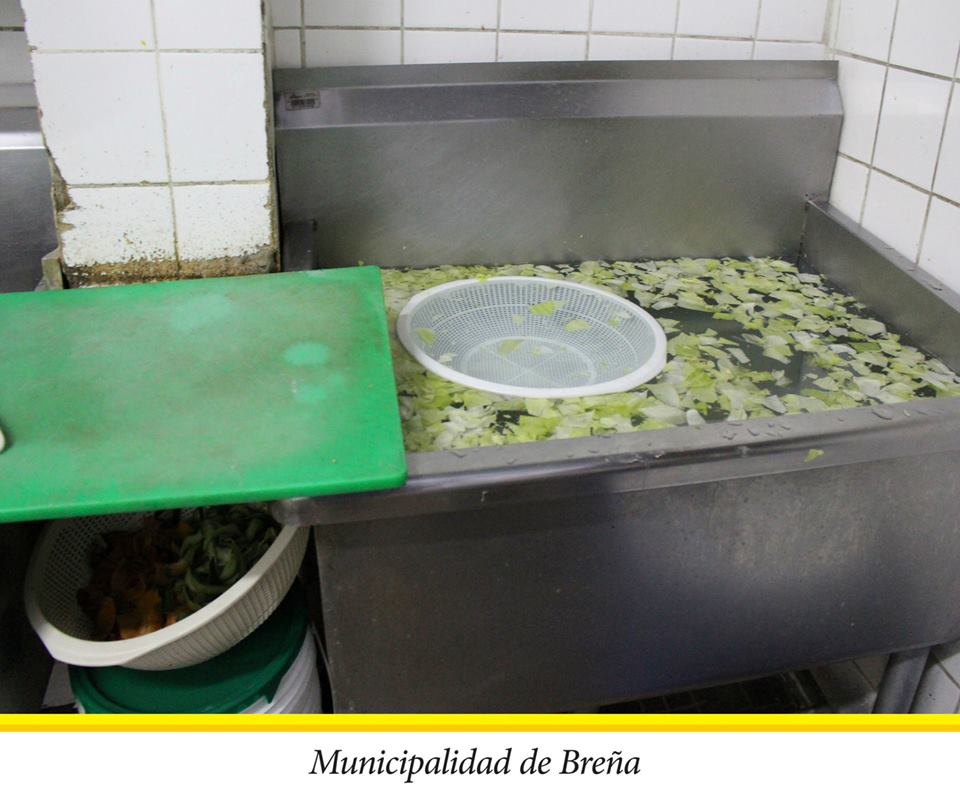 MuniBrena's tweet photo. En la intervención se hallaron heces de roedores, alimentos en mal estado y los almacenes antihigiénicos. http://t.co/FwKk7oEvdR