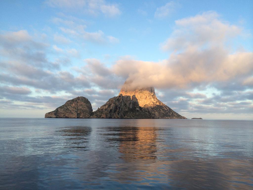 Charterenibiza's tweet photo. ¿Te gustan las leyendas misteriosas? Pues te proponemos una excursión de lo más misteriosa---> http://t.co/vf8BfTqgpA http://t.co/7G9FD9n734