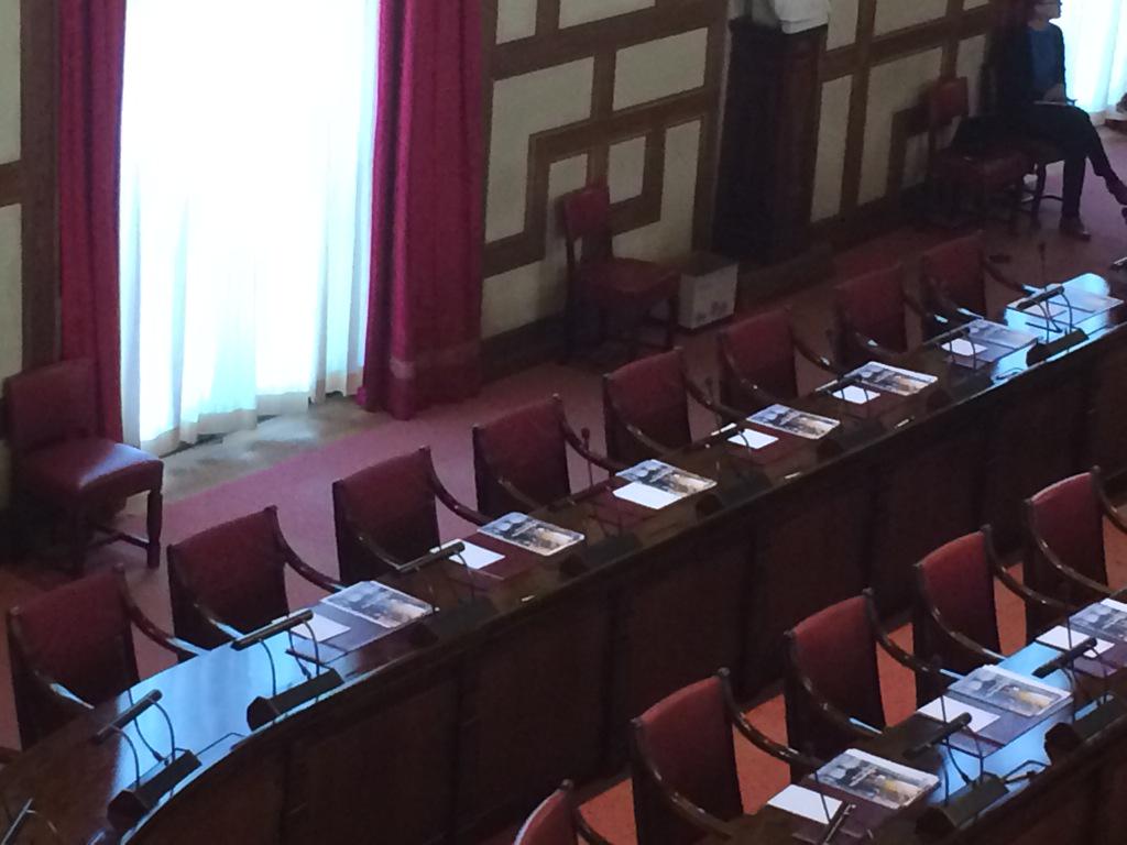 Här är SD:s bänk i Stadshuset. Medlemsutskottet verkar ha jobbat på ordentligt. #08pol