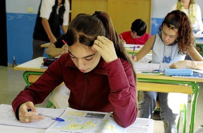 elmundoes's tweet photo. España, líder de la UE en abandono escolar prematuro con una tasa del 21,9% http://t.co/z7GvNogPMi #Eurostat http://t.co/9kdxYkIpjA