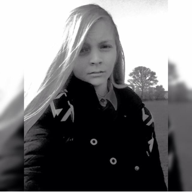 Soundslikebands's tweet photo. ⚫️⚪️ after school selfie ⚪️⚫️ http://t.co/VCOjHOkm0K