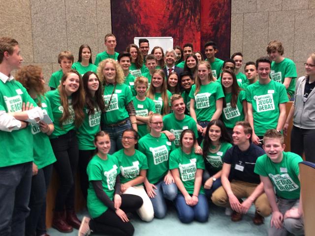 RPlasterk's tweet image. Met een van de vier fracties bij het Nationaal #Jeugddebat. Goed debat over adviesverkiezingen jongeren.