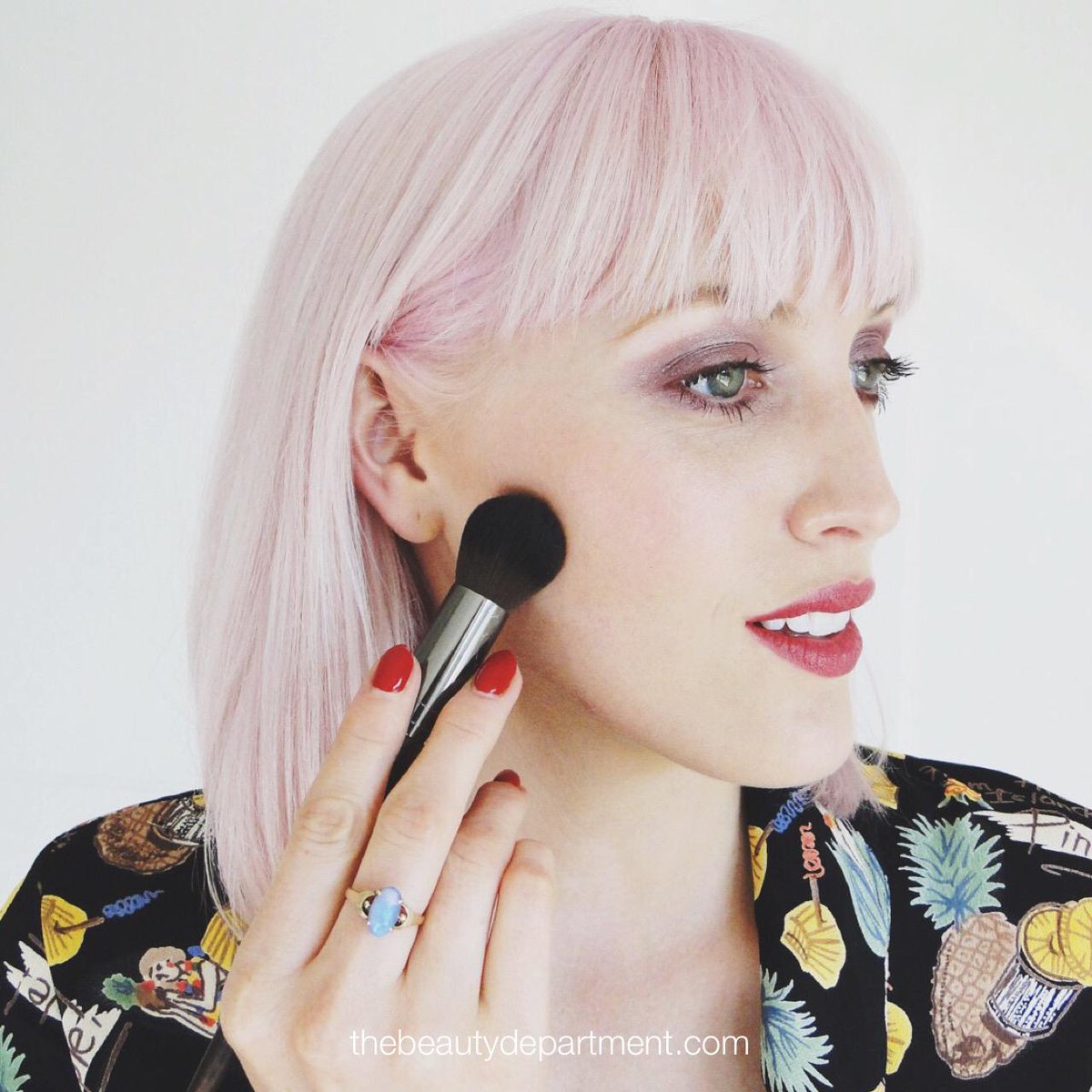 TBDofficial's tweet photo. The quick contour trick you never thought of (that will change the way you do it forever!): http://t.co/lCNrOXkIcd http://t.co/ozVzwpmpIN