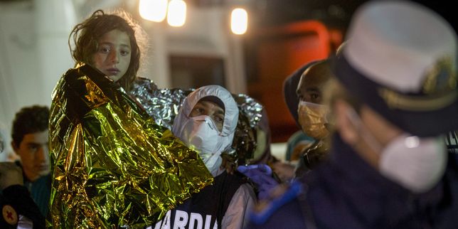 lemondefr's tweet photo. Naufrage en Méditerranée : « L'Union européenne n'a plus d'alibi » http://t.co/eWunPFn65J http://t.co/xLKn2Li3kk