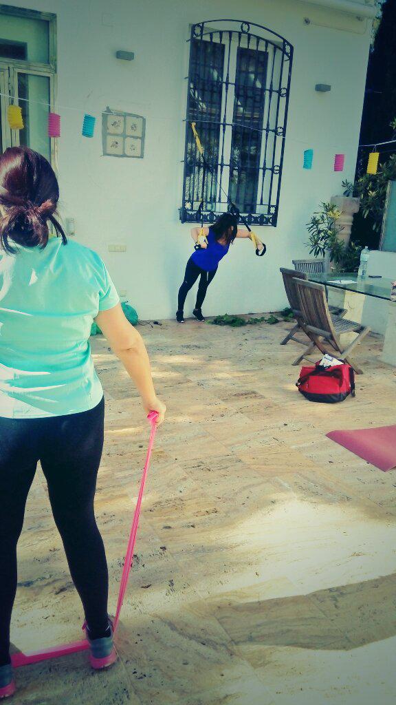 TrainerVelez's tweet photo. Otro gran entrenamiento de @NuriadelMarr y @blancafcg para comenzar con buen ritmo la semana! #HIIT #trx #espartanas http://t.co/kKOYXq25hX