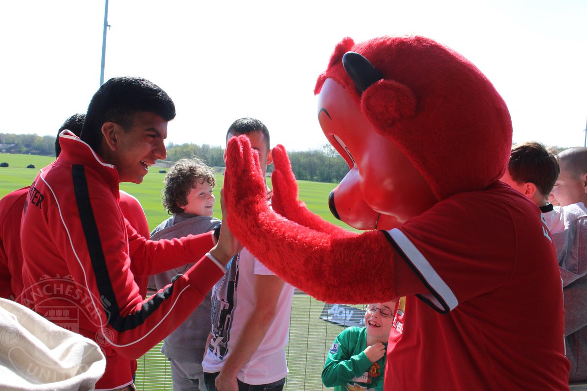 ManUtd's tweet photo. Louis van Gaal and his players met fans with life-limiting illnesses today as part of @MU_Foundation's #MUdreamday. http://t.co/jEnx1I1s3N