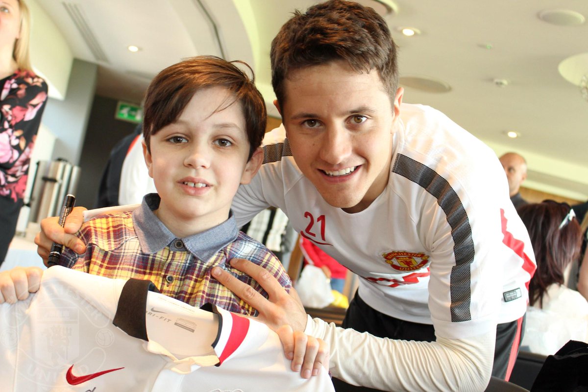 ManUtd's tweet photo. Louis van Gaal and his players met fans with life-limiting illnesses today as part of @MU_Foundation's #MUdreamday. http://t.co/jEnx1I1s3N