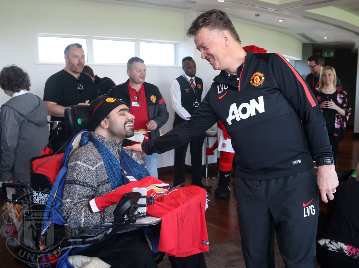 ManUtd's tweet photo. Louis van Gaal and his players met fans with life-limiting illnesses today as part of @MU_Foundation's #MUdreamday. http://t.co/jEnx1I1s3N