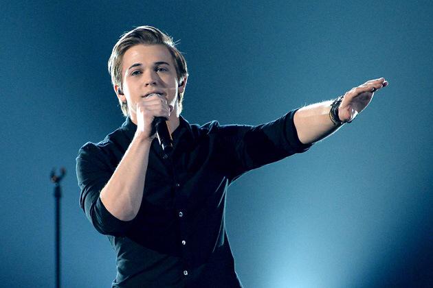 Rt for Chris Bourne fav for Hunter hayes