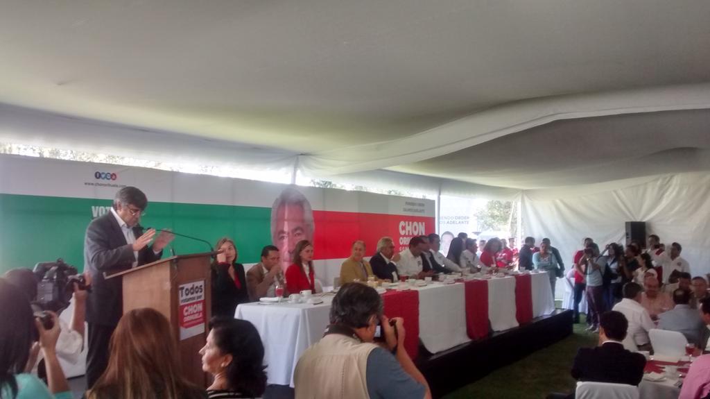 AlianzaMich's tweet photo. El presidente de cmic francisco gallo da la bienvenida al equipo de don chon Orihuela en el inicio de su campaña. http://t.co/f86oIwO4q9
