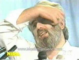 Connington_Jon's tweet photo. Sarıyı hiç sevmem diyormuş ana sarı giyiniyormuş http://t.co/WbxXnEWAkq