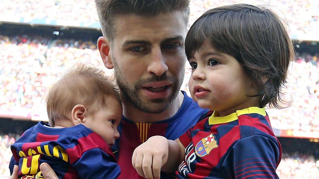 ShakiraClub_ES's tweet photo. #PHOTO: El @FCBarcelona publica una foto de @3gerardpique con sus 2 hijos, Milan y Sasha, en el césped del #CampNou. http://t.co/19U6ym8Wi7
