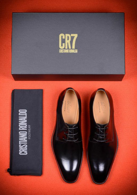 Cristiano's tweet photo. Go for gold with my exclusive #CR7Footwear Gold Edition http://t.co/1Kf4ETEJB8 #Cerciguibenefit http://t.co/n7wv2k27pI