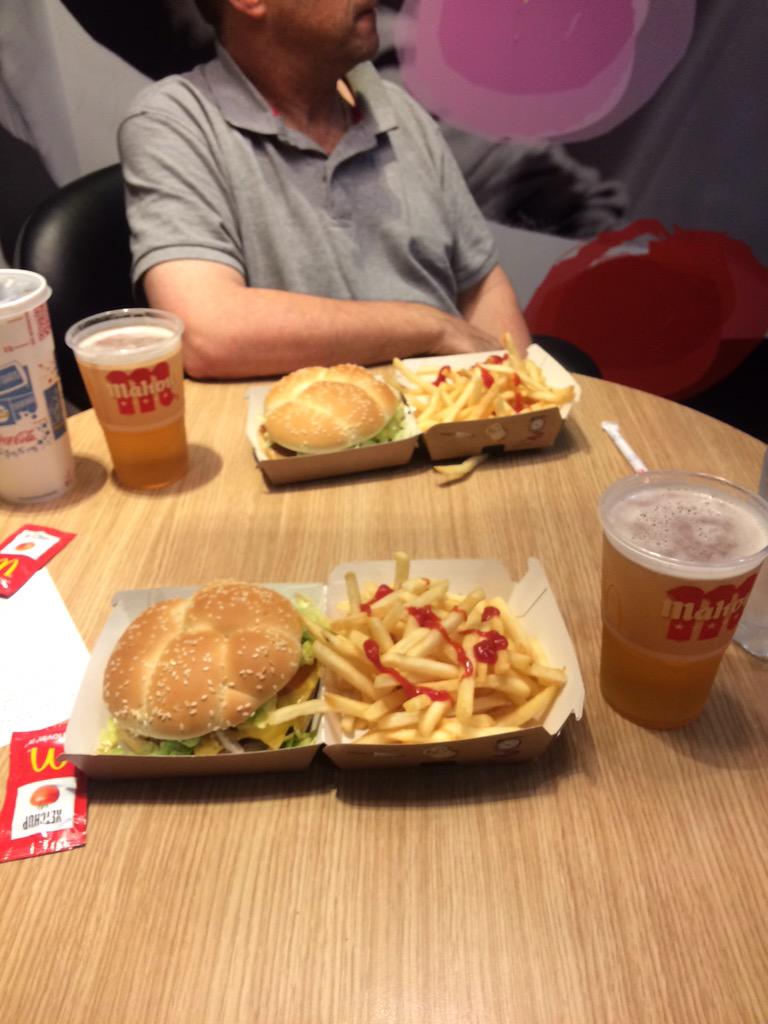 baz_turner's tweet photo. Big Mac in Spain served with beer blinding http://t.co/iBgoemKZHA