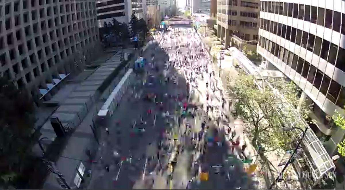 VancouverSunRun's tweet photo. VIDEO: #VanSunRun 2015 time-lapse is pretty breathtaking, check it out! http://t.co/fM8QeKKOpd #SunRun2015 http://t.co/2qUGY9HmFH