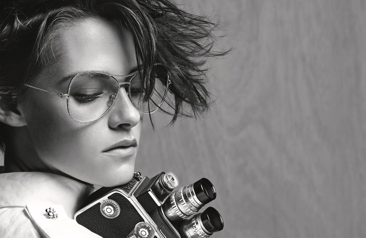 grupoblank's tweet photo. #Moda Karl Lagerfeld elige a Kristen Stewart para la nueva campaña de gafas Primavera-Verano 2015 de @CHANEL http://t.co/xBbulRJqde