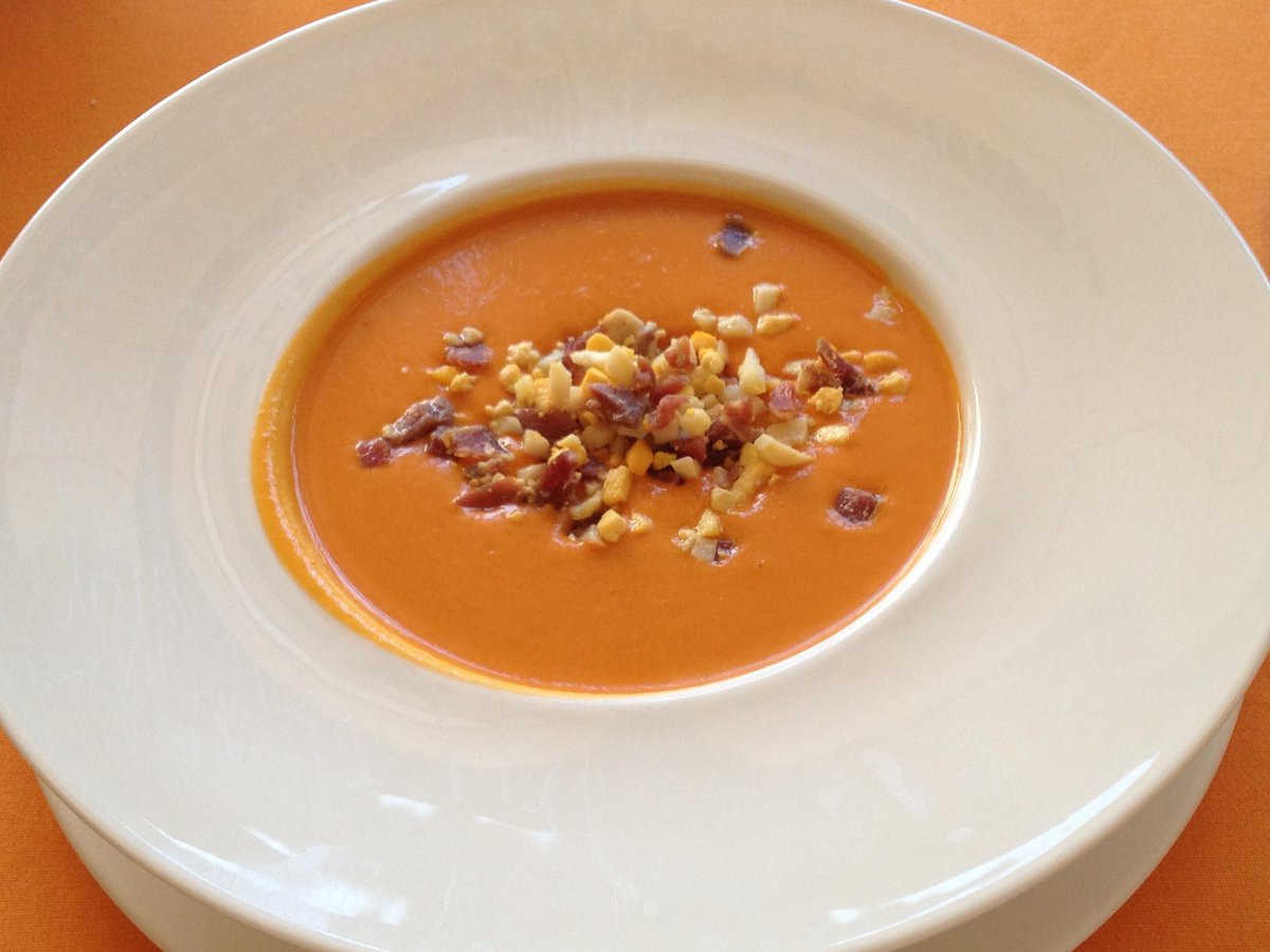 Bocanova1's tweet photo. Siempre apetece, pero ahora que llega el calorcito, todavía más. ¡Qué rico salmorejo! #Bocanova #restaurante #Madrid http://t.co/QrNSFds4y6
