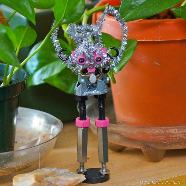 LeeHillerDesign's tweet photo. Sydney #VeganBit styling in her new stilts #theoffbits @OffbitsOfficial #maker #robot #Humor #fun http://t.co/v90u7CjkP3