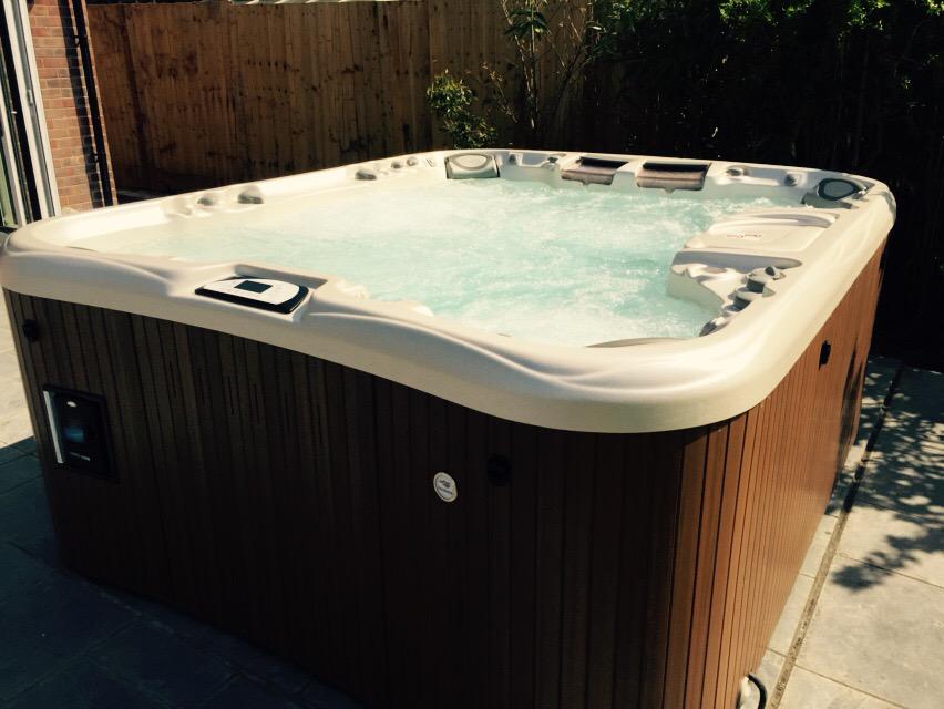 The Sundance 880 Maxxus installed today by <a href="/UKHotTubs/">UK Hot Tubs Ltd</a>. Well done team the tub looks great and the customers happy