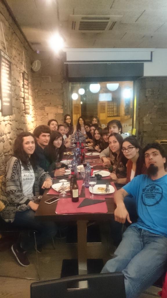 esther_tejerina's tweet photo. Cena de empresa #estáTOpagaó #Manresa http://t.co/GbHUvwOIfE
