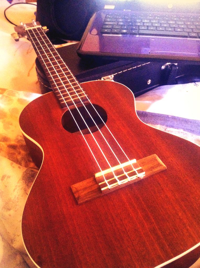 MarinaPratSu's tweet photo. Jugant amb el meu petit🙈 #ukelele #ukulele #inlove #tocant #cover http://t.co/TyRKixnlBp