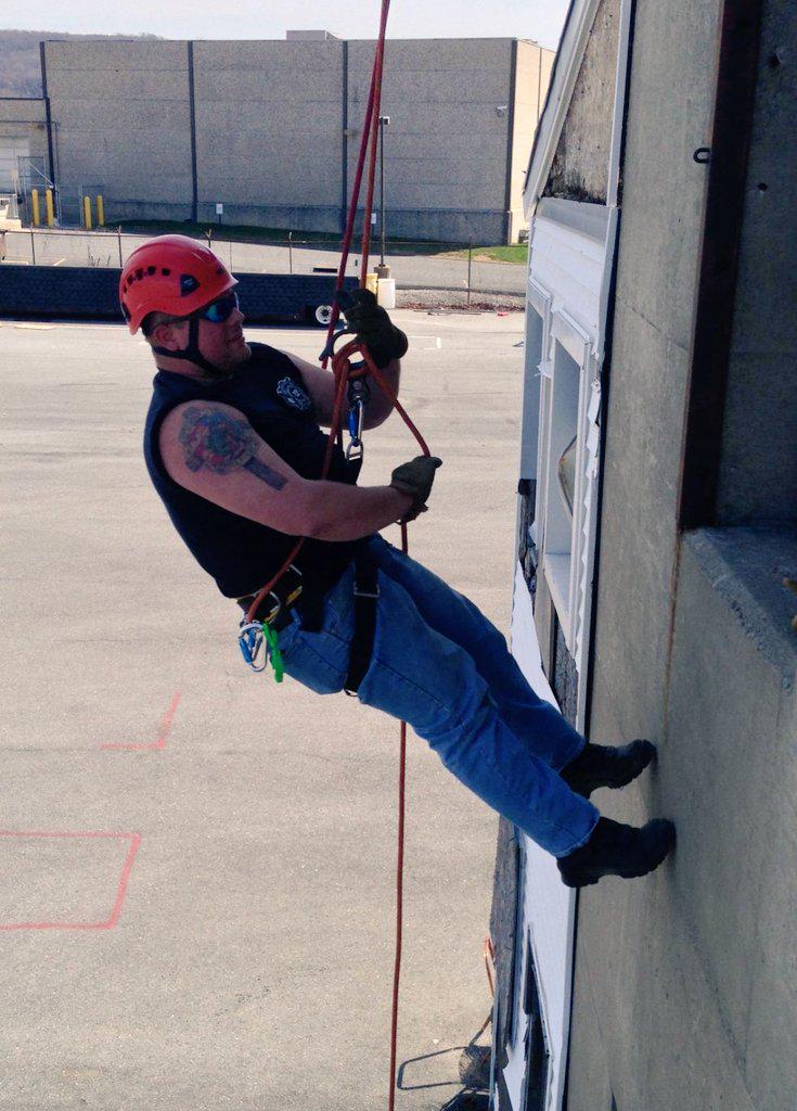 msnikkayy's tweet photo. #mcm #firefighter #ropestraining #mancrushmonday 💚 http://t.co/1T5PdKVCjZ