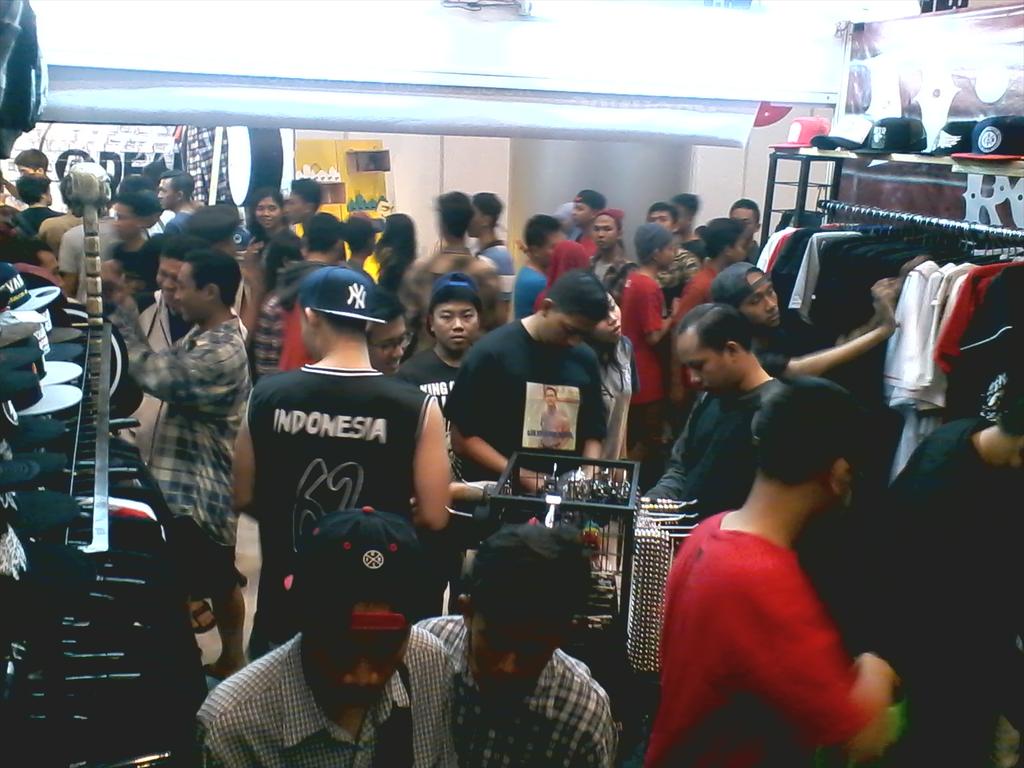 Thanks brad sudah borong merch kami di booth <a href="/DASRockMerch/">DAS Rock Merchandise</a> saat #The7thICE kemarin
