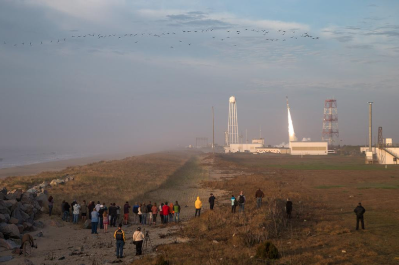 NASAGoddard's tweet image. Successful LAUNCH - sounding rocket #RockSatX @NASA_Wallops w/ experiments from @CUBoulder go.nasa.gov/1E2khKf