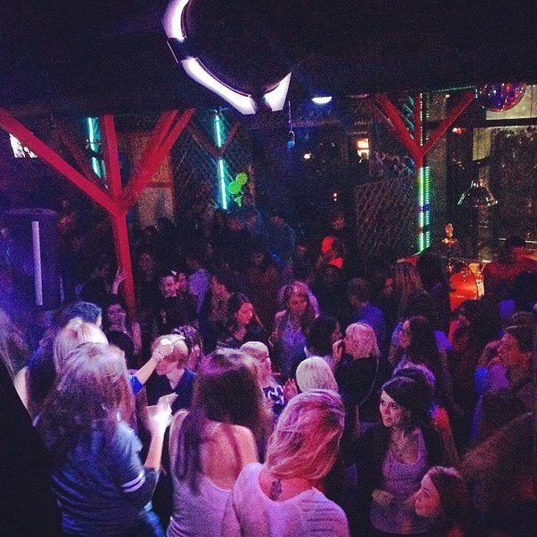 vladmoe's tweet photo. Я в баре DISCO 90! Отличное место! Рекомендую! Супер хиты 90х! Медляки! Бесплатный вход! https://www.facebook. http://t.co/XUzq1Jn7hK