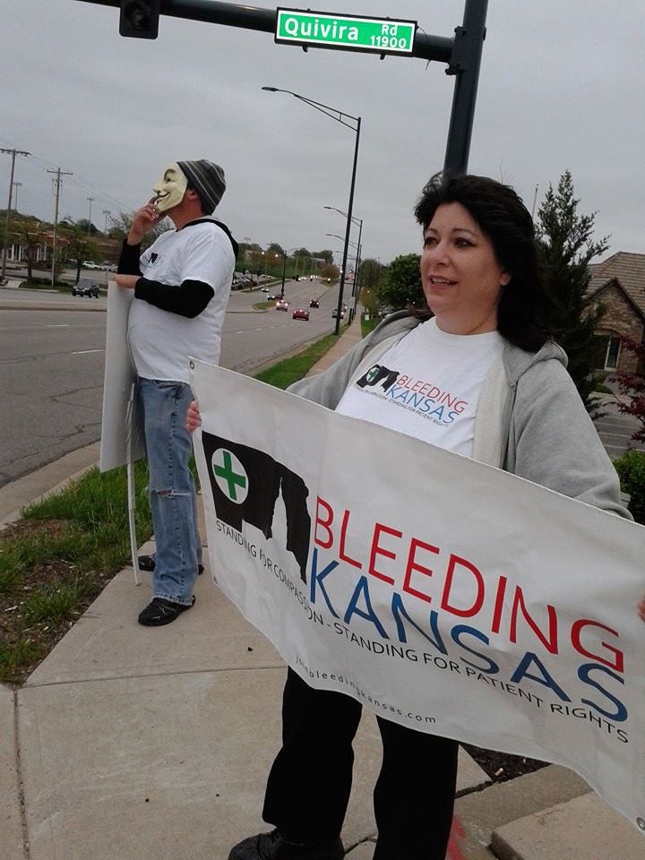 Chris_Pixie_Bay's tweet photo. Rally in Lenexa Kansas to #supportshona #severan #anonymous #hopehasnozipcode @Bleeding4Kansas http://t.co/5OhMdaXnGj