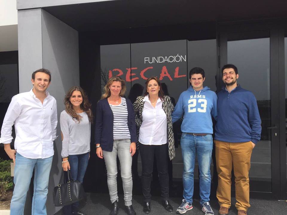ClinicaRecal's tweet photo. Vamos a dar un empujón a la Fundación con la ayuda de unos voluntarios de la @ufvmadrid #SN3E http://t.co/qEhBPZvk0A