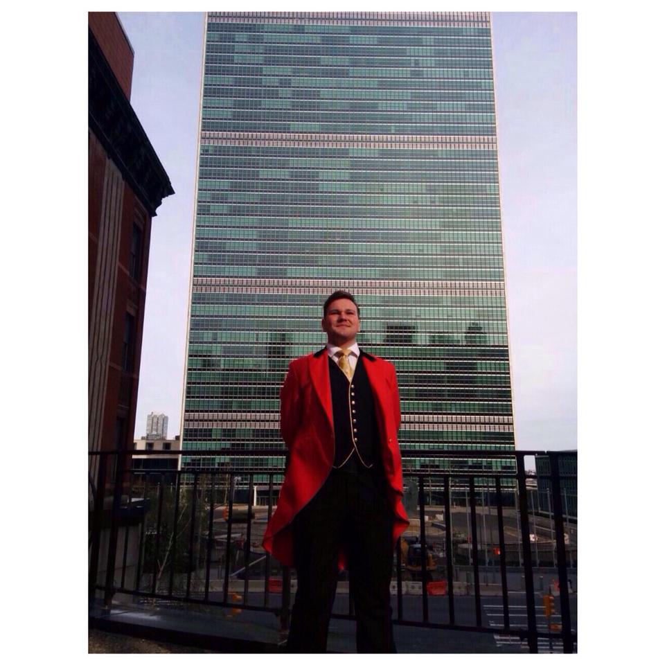 TheGoring's tweet photo. Oscar the Footman pauses to pose outside the United Nations building. #TheUltimateService http://t.co/JCUCGdReL0