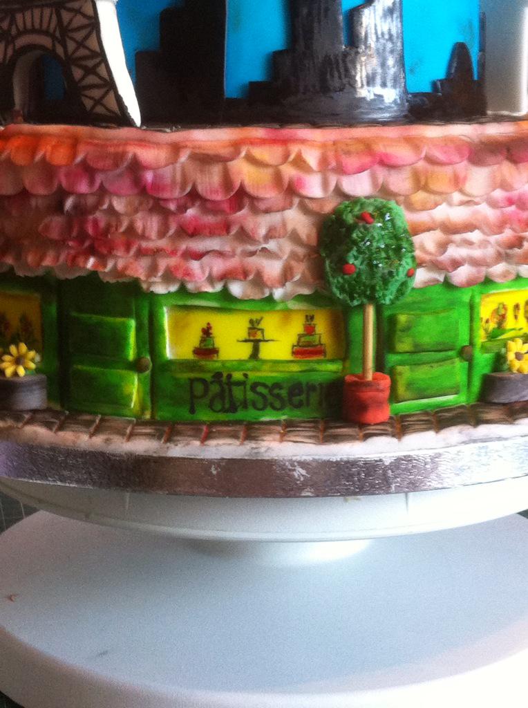 45bakerst's tweet photo. Disney cake Paris is coming on great should be finish soon...... http://t.co/mH8JqpTZ5Y