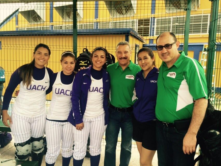 JulioGuedea's tweet photo. El rector de la UACH Enrique Seáñez Sáenz y un servidor con el equipo de Softbol de la @uachmx http://t.co/cJFgsPtTpn
