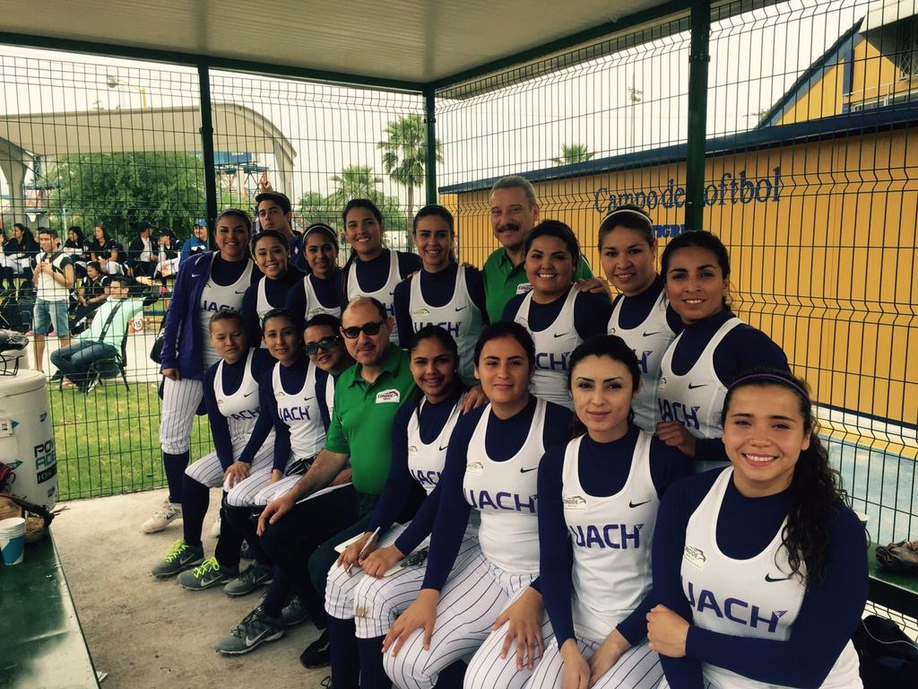 JulioGuedea's tweet photo. El rector de la UACH Enrique Seáñez Sáenz y un servidor con el equipo de Softbol de la @uachmx http://t.co/cJFgsPtTpn