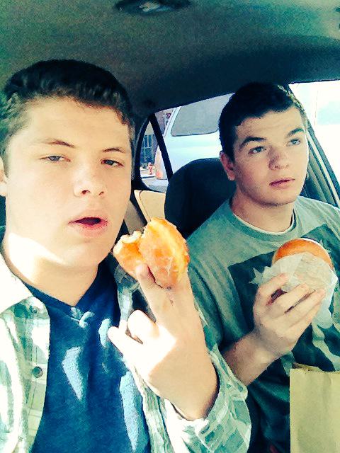 iAmKirbynator's tweet photo. #420 #GlazeIt #HotBox #ofDonuts π© http://t.co/bBUidsR4rh