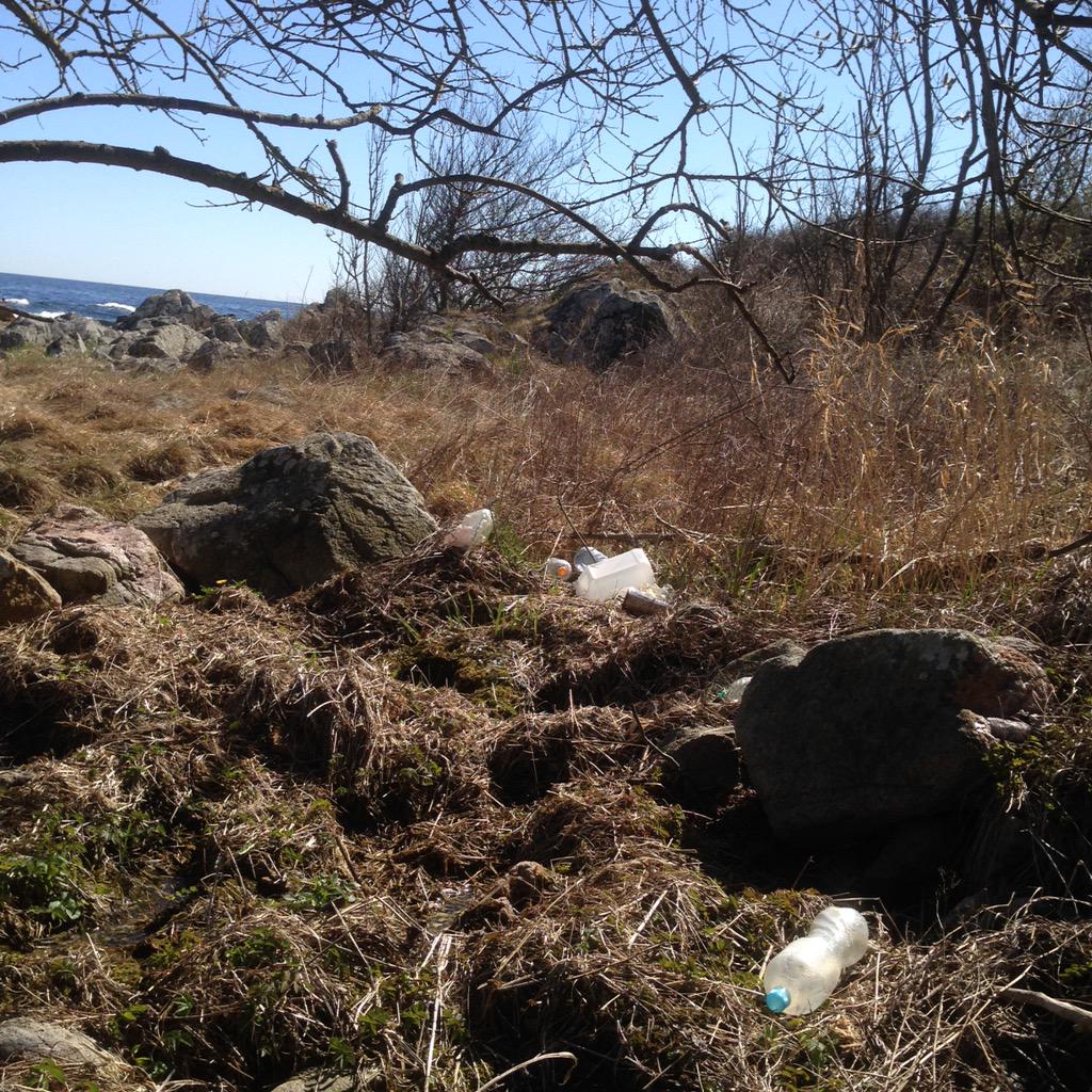 AlexLeButch's tweet photo. @statiegeldactie de grote pet flessen ontsieren ook de kust van Bornholm (Denemarken ) :-( http://t.co/fp8KrsPsik