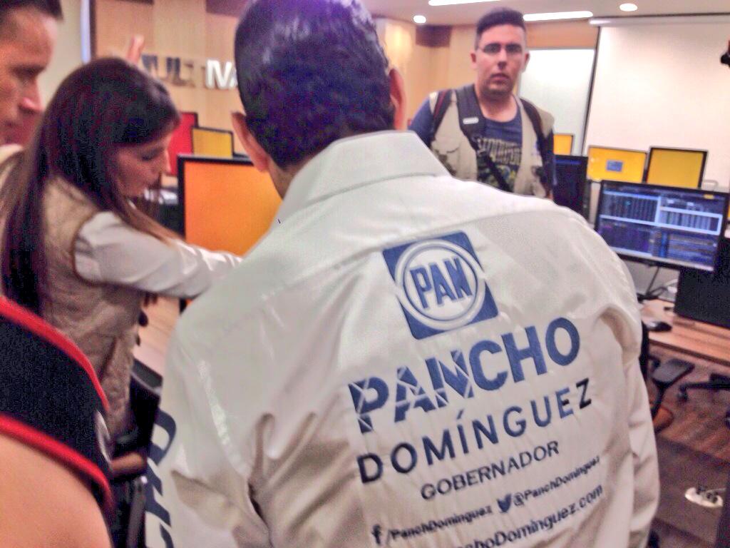 anahuacqro's tweet photo. @PanchDominguez con alumnos de nuestra Universidad. http://t.co/0XNlNWiUKF