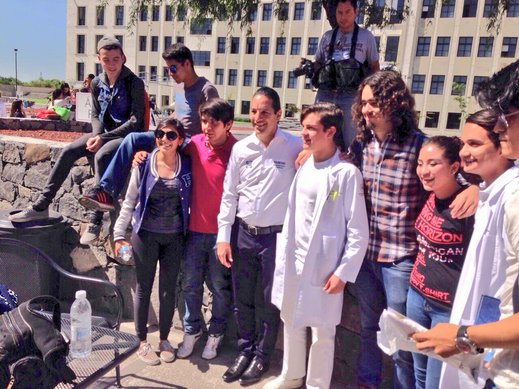 anahuacqro's tweet photo. @PanchDominguez con alumnos de nuestra Universidad. http://t.co/0XNlNWiUKF