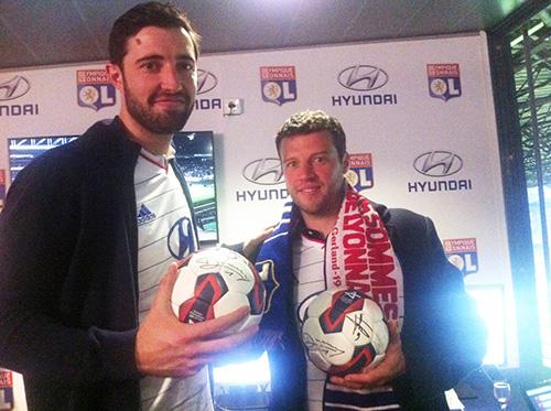 OL's tweet photo. 5 ballons dédicacés par les handballeurs @CyrilDumoulin et @JOLIGuillaume à gagner ! RT pour participer ! #sociOLroom http://t.co/az4frDDDBP