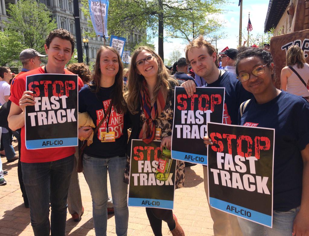 gracekp3's tweet photo. .@iironstudents reppin at the #Populism2015 march! #PeoplePlanet1st #NOFastTrack #FightFastTrack http://t.co/97QitJnKpO