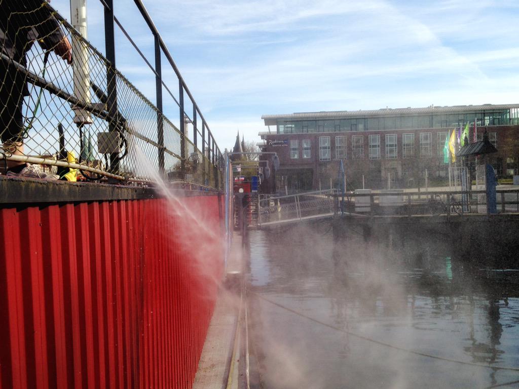TheaterschiffHL's tweet photo. Wir haben das gute Wetter für einen #Frühjahrsputz genutz! Jetzt kann man bei uns vom Boden essen! #lieberdochnicht 😄 http://t.co/gDlINQTnar