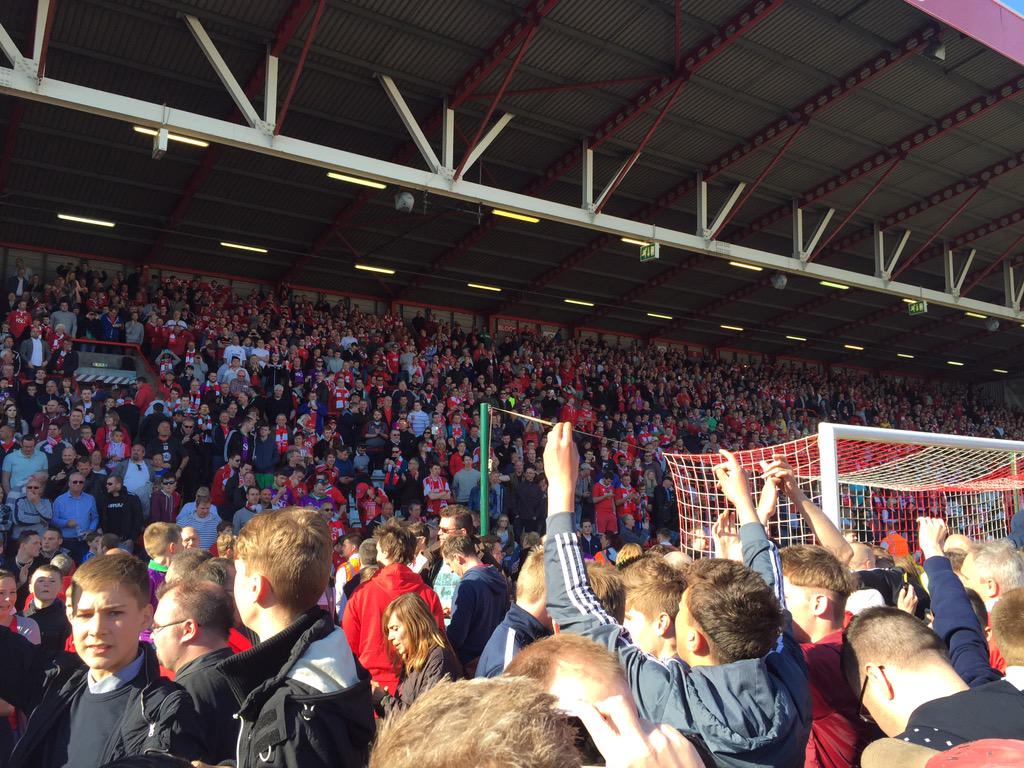 MiggySnatch's tweet image. Zoom on top left to see @Molls28 behaving himself #PitchView