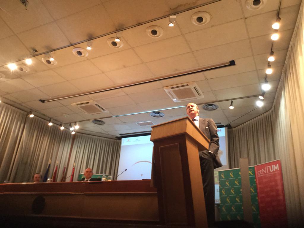 cent_UM's tweet photo. Escuchando al Director General de la Guardia Civil en el Centenario de la Universidad de Murcia. http://t.co/Gy4qNuHzu1