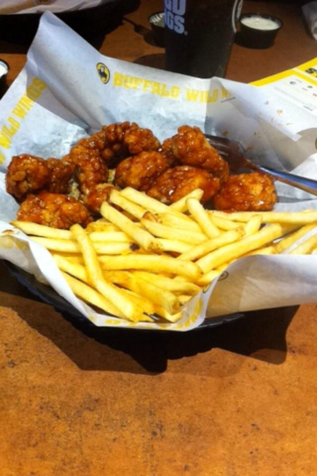 NanaBoo_xD's tweet photo. This looks so good rn! It's sad how I have like 2 selfies on my phone and hundreds of pictures of food #ImThatType 😂😏 http://t.co/wM0XUartD7