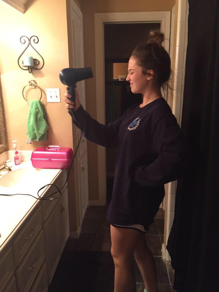 TienerShow's tweet photo. school tomorrow has me like http://t.co/de4VXDjNoI